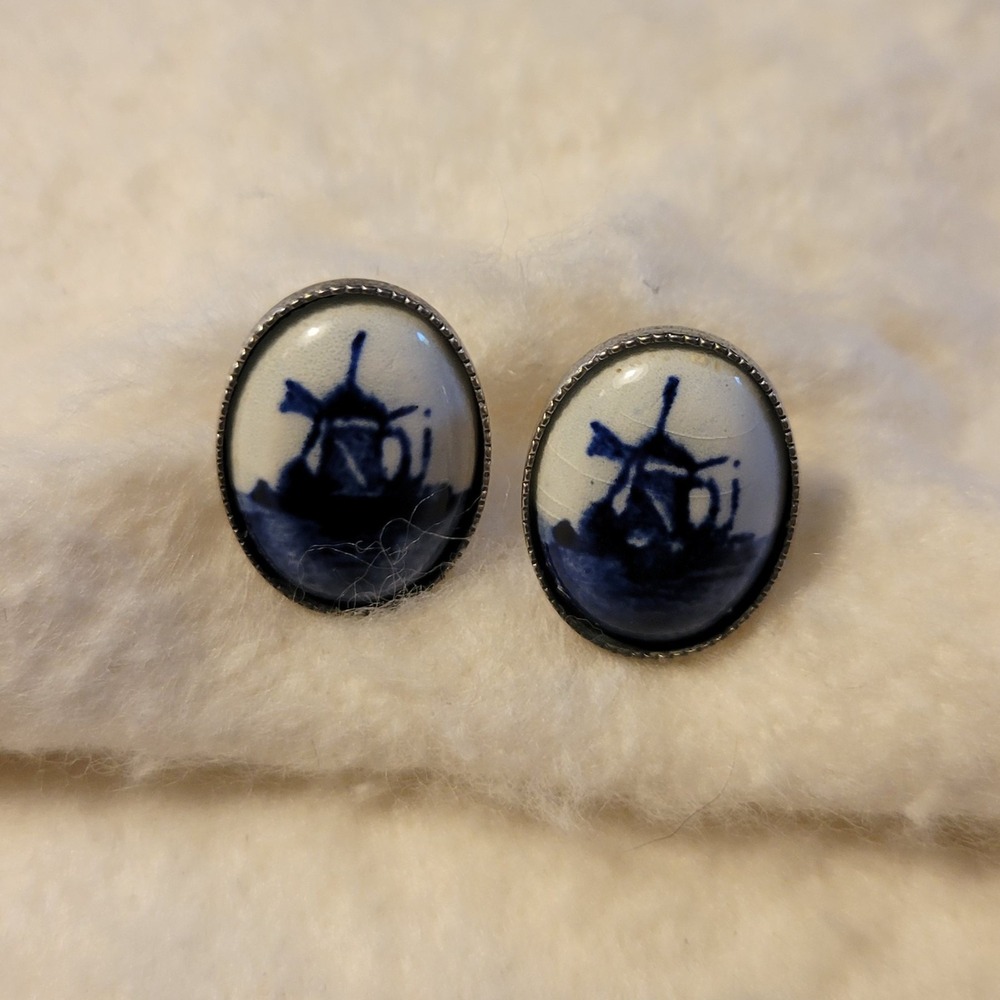 Vintage Unsigned Dutch‎ Blue and White Hand Painted Porcelain Stud .5" Earrings
